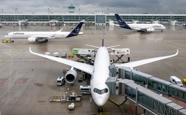 Am Flughafen München steht ein Warnstreik an. (Archivbild) — © Peter Kneffel/dpa