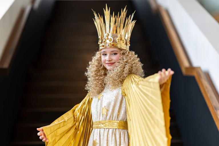 Die Schülerin Nora Falk ist 2025/26 das Nürnberger Christkind. (Archivbild) — © Daniel Karmann/dpa