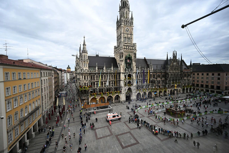 Viele Zuschauer waren an der Strecke dabei. — © Felix Hörhager/dpa