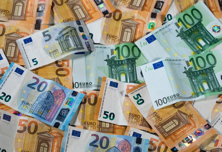 Mehr als 18 Milliarden Euro wurden 2024 beim Länderfinanzausgleich umverteilt. Das allermeiste Geld floss in den Osten der Bundesrepublik. (Illustration) — © Jens Büttner/ZB/dpa