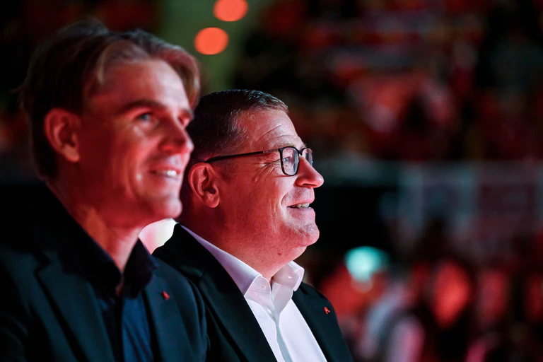 Bayerns Sportdirektor Christoph Freund (l) und Sportvorstand Max Eberl durften sich über viel Beifall freuen. — © Harry Langer/dpa