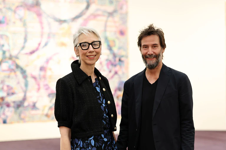 Der Schauspieler Keanu Reeves besichtigte die Ausstellung seiner Partnerin Alexandra Grant in Nürnberg.  — © Daniel Löb/dpa