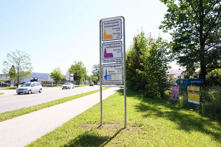 An den vier Stellen, an den bislang nur auf die Gottesdienste der katholischen und der evangelischen Gemeinde hingewiesen wurde, soll künftig ein drittes Schild für das Freitagsgebet zu sehen sein. (Archivbild) — © Lukas Barth-Tuttas/dpa