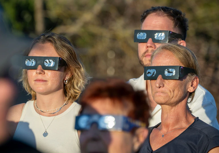 Glücklich, wer eine Sofi-Brille ergattert hatte - sie waren vielerorts ausverkauft. — © Peter Kneffel/dpa