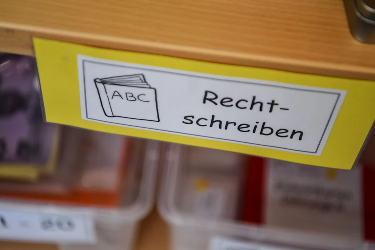Wenn ein Kind gut Deutsch kann, fällt ihm der Start in die Schule oft leichter. (Symbolbild) — © Felix Kästle/dpa
