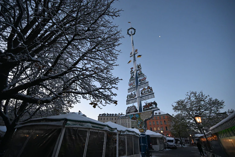 Nach oberbayerischer Tradition besitzt er einen prächtigen Maibaum. (Archivbild) — © Felix Hörhager/dpa