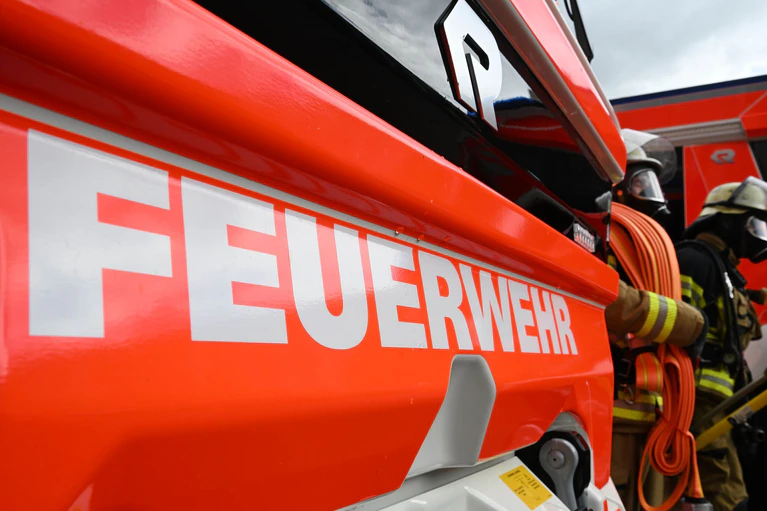 Die Feuerwehr ging unter Atemschutz zur Brandbekämpfung an der Rundballenpresse vor. (Symbolbild) — © Bernd Weißbrod/dpa
