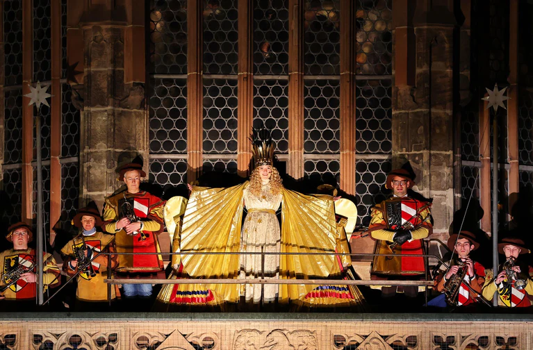 So prunkvoll wie hier bei der Eröffnung des Nürnberger Christkindlesmarktes 2024 soll auch das Kostüm des neuen Christkinds Nora Falk aussehen. (Archivbild) — © Daniel Karmann/dpa