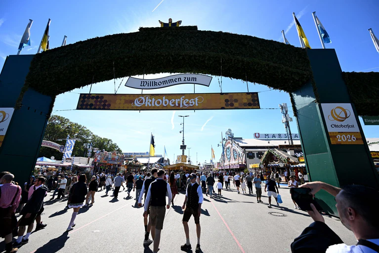 Wiesn-Bedienungen setzen sich in den sozialen Medien für Toleranz, Vielfalt und Respekt auf dem Oktoberfest ein. (Symbolbild) — © Felix Hörhager/dpa