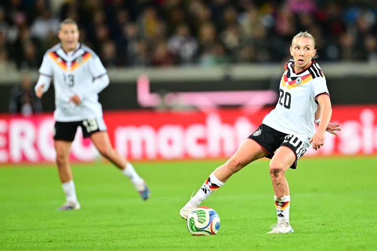 Für die Königlichen am Ball: Nationalspielerin Elisa Senß ist auch bei Real Madrid gesetzt. (Archivbild) — © Sebastian Christoph Gollnow/dpa