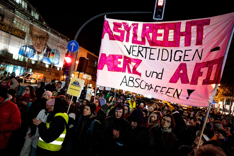Demonstration gegen die CDU vor der Parteizentrale in Berlin.  — © Fabian Sommer/dpa