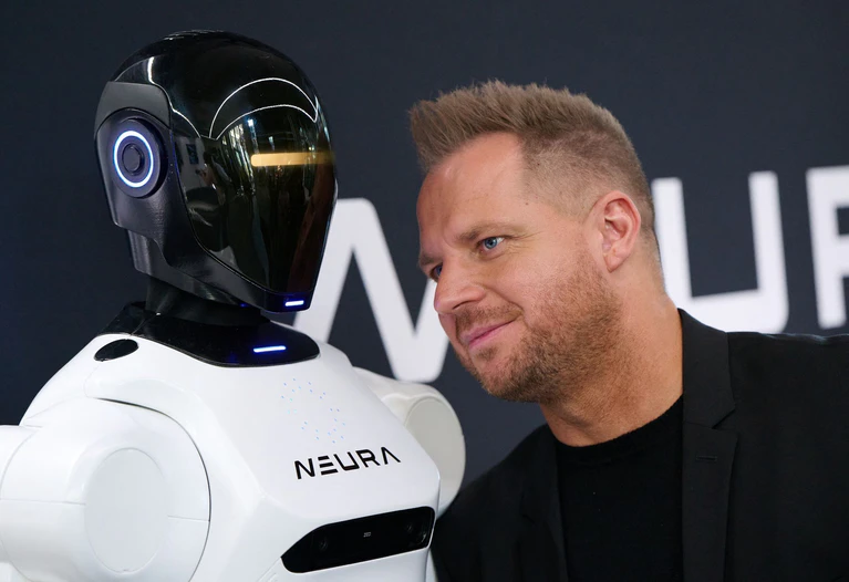 Neura-Chef David Reger sieht im RoboGym «ein Kraftwerk für physische Fähigkeiten». — © Sven Hoppe/dpa