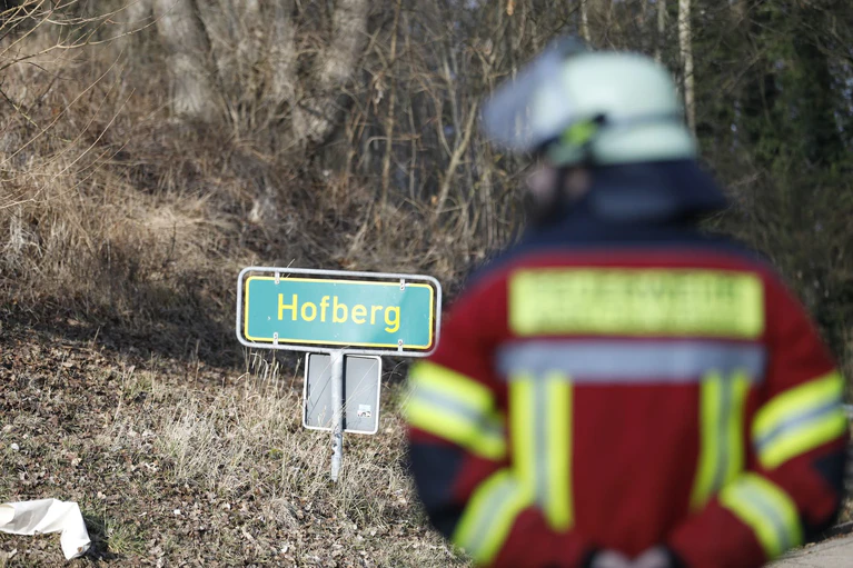Mehrere Augenzeugen haben laut Polizei beobachtet, wie der Ultraleichthubschrauber abstürzte. — © David Oßwald/NEWS5/dpa