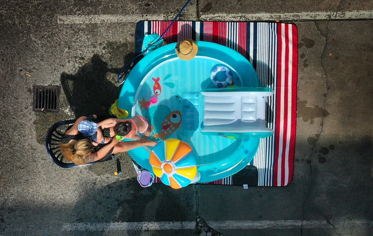 Manchmal sollte der Pool lieber leer bleiben. (Symbolbild) — © Karl-Josef Hildenbrand/dpa