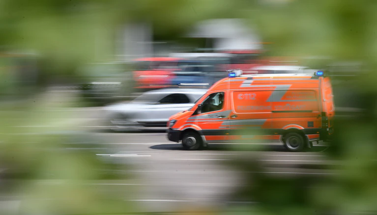 Rettungskräfte brachten den 71-Jährigen unter Reanimation ins Krankenhaus. (Symbolbild) — © Sebastian Gollnow/dpa