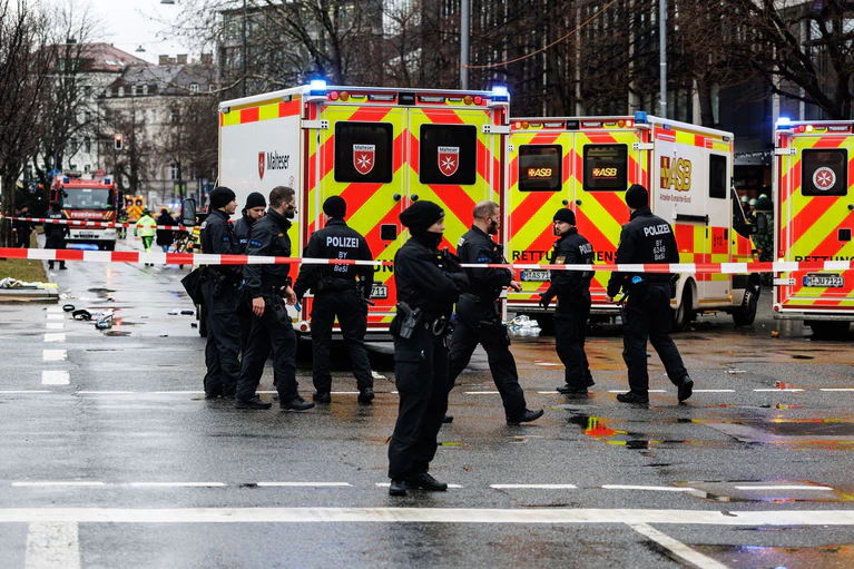 Der Vorfall gegen 10.30 Uhr löste einen Großeinsatz aus. — © Matthias Balk/dpa