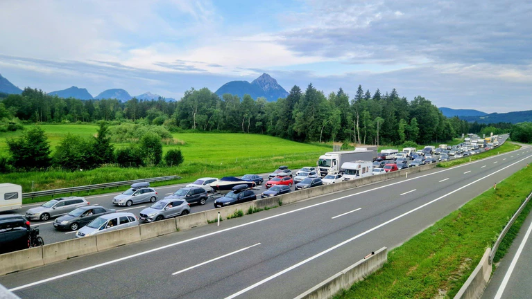 Mit weiteren Ab- und Auffahrtssperren auf der Tauernautobahn sollen Daten für einen besseren Verkehrsfluss gesammelt werden — © Bernhard Niederhauser/APA/dpa