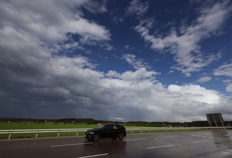 Zwischen Sommer- und Herbstwetter schmückt ein Regenbogen den Himmel über dem Allgäuer Alpenvorland. — © Karl-Josef Hildenbrand/dpa