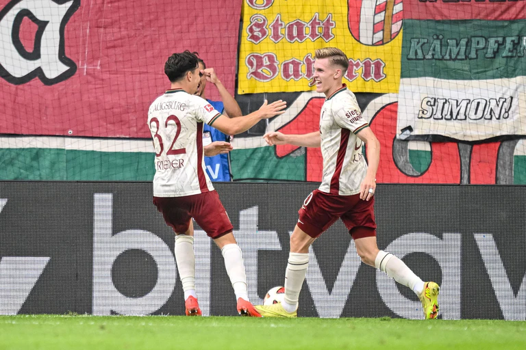 Bärenstark vor den Augen des Bundestrainers: Anton Kade (r) beim Torjubel nach seinem 2:0. — © Harry Langer/dpa