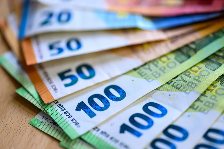 Warum der Mann so viel Geld dabeihatte, konnte die Polizei zunächst nicht sagen. (Symbolbild) — © Hendrik Schmidt/dpa