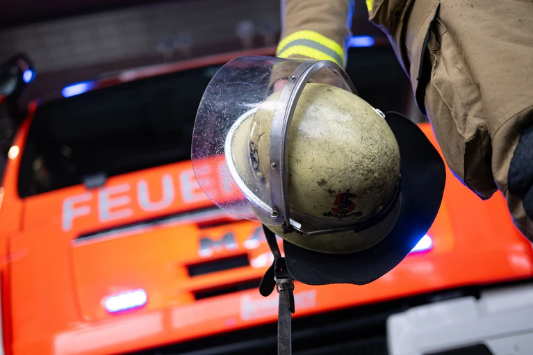 Im Landkreis Freising steht eine Halle in Brand. (Symbolbild) — © Marijan Murat/dpa