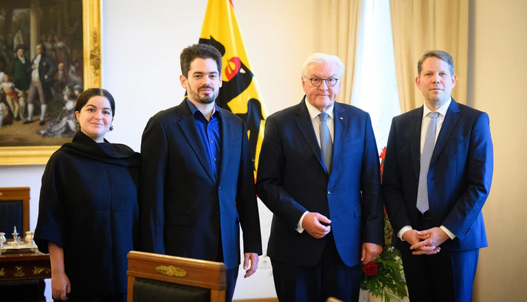 Erst eine Aus- dann eine Einladung: Intendant Wiegand zusammen mit dem designierten Chefdirigenten Shani bei Bundespräsident Steinmeier (Archivbild). — © Bernd von Jutrczenka/dpa
