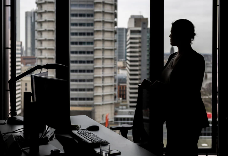 Frauen verdienen laut Statistischem Landesamt nach wie vor weniger als Männer - auch bei vergleichbarer Arbeit. (Symbolbild) — © Hannes P Albert/dpa/dpa-tmn