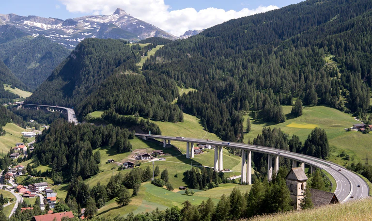 Die Brenner-Autobahn ist eine der wichtigsten Nord-Süd-Verbindungen. (Archivbild)  — © Sven Hoppe/dpa