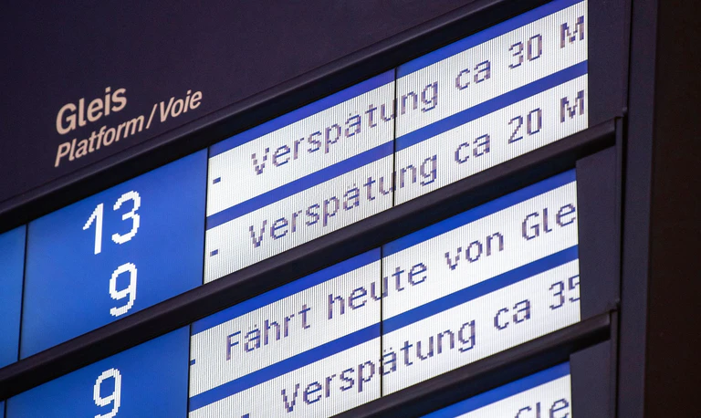 Der Oberleitungsschaden führt zu Teilausfällen und Verspätungen (Symbolbild). — © Fabian Sommer/dpa