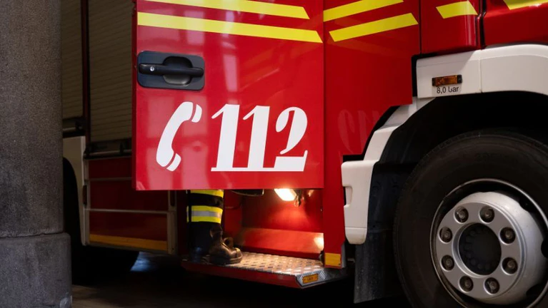 Die Feuerwehr löschte den Brand im Dach der Münchner St. Helena-Kirche. (Symbolbild) — © Niklas Treppner/dpa