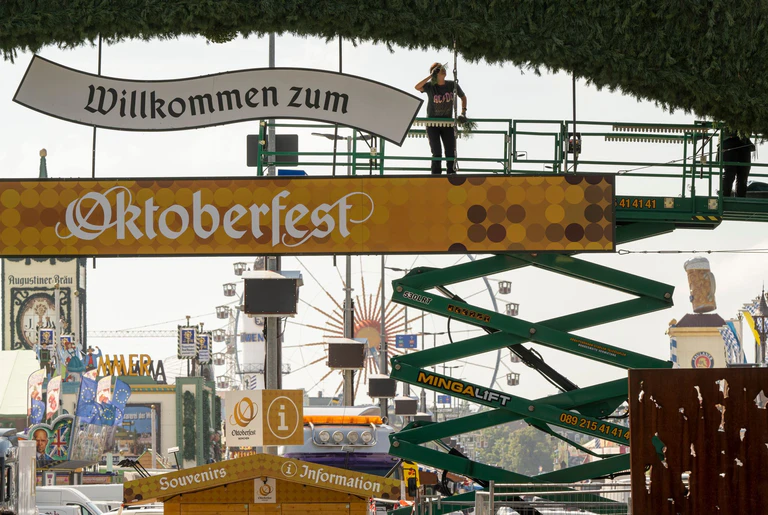 Der Aufbau dauert Monate: Ab Montag ist die Theresienwiese für das Oktoberfest gesperrt (Archivbild). — © Peter Kneffel/dpa