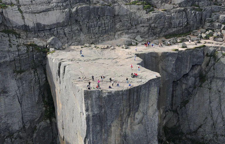 Bekannt aus Mission Impossible: Der Preikestolen am Lysefjord in der Nähe von Stavanger. (Archivbild) — © picture alliance / dpa