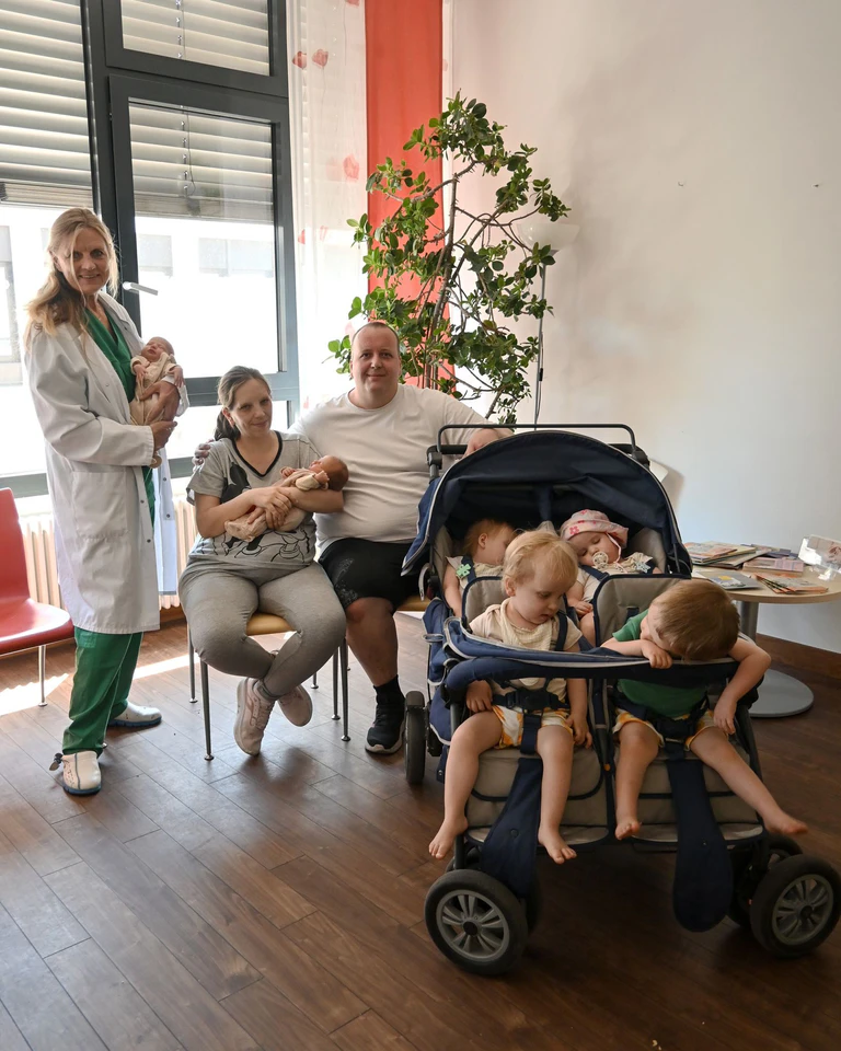 Jasmin und Andreas Rittner aus Fürth haben zum dritten Mal in recht kurzem Abstand Zwillinge bekommen. Auch die älteren Geschwister sind noch ziemlich klein. (Handout) — © -/Klinikum Fürth/dpa