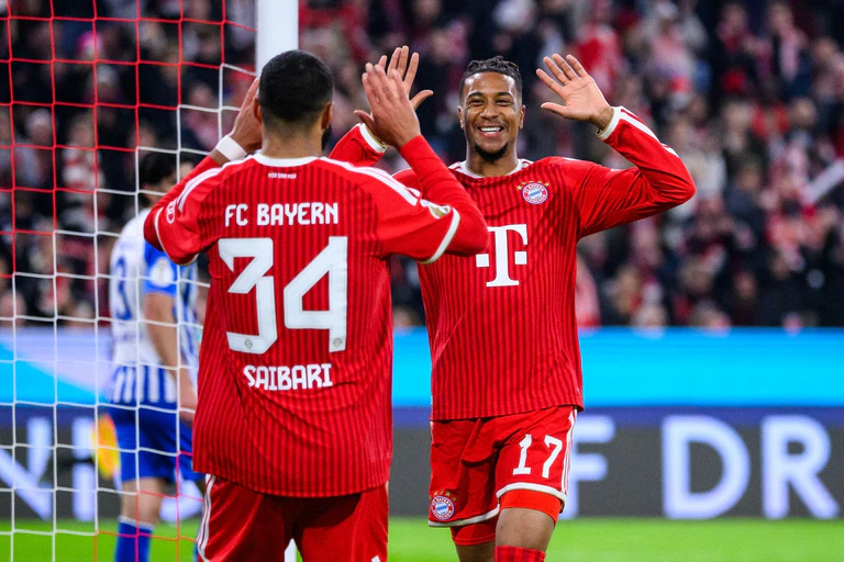 Torschützen unter sich: Michael Olise bedankt sich bei Ismael Saibari (l) nach dem 1:0. — © Tom Weller/dpa