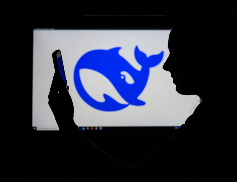 Die Vorstellung der chinesischen KI DeepSeek Ende Januar schockierte die etablierte US-Konkurrenz und löste ein Börsenbeben aus. Cybersicherheitsfachleute halten die Anwendung für bedenklich, die italienische Datenschutzbehörde hat DeepSeek auf den Index gesetzt. (Foto: Illustration) — © Patrick Pleul/dpa