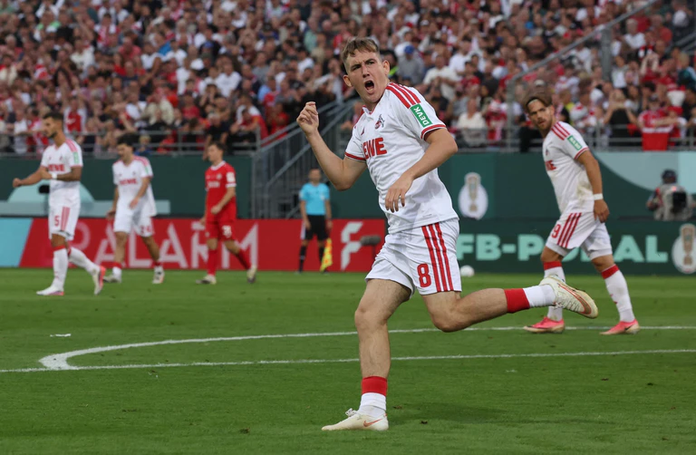 Isak Johannesson setzt ein Zeichen für den 1. FC Köln. — © Karl-Josef Hildenbrand/dpa