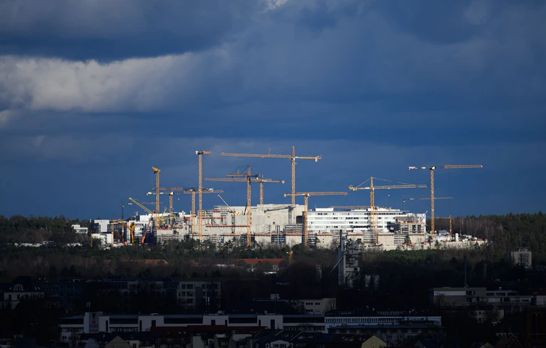 Dunkle Wolken über der Fabrikbaustelle von Infineon in Dresden. Der Halbleiterkonzern profitiert allerdings vom schwachen Euro. — © Robert Michael/dpa