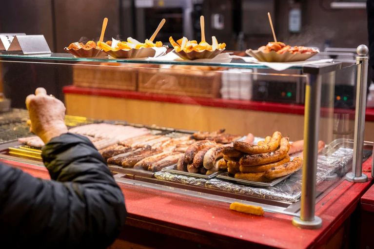 Bratwürste sind ein beliebtes Essen in Franken. (Symbolbild) — © Daniel Vogl/dpa