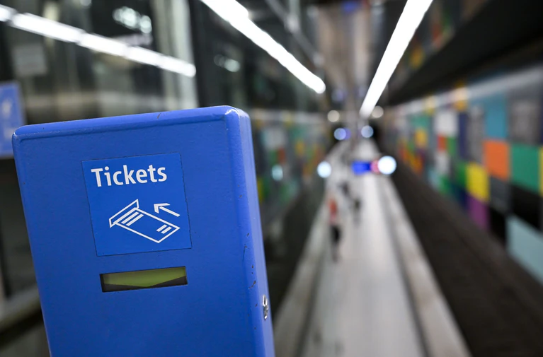 Wohl dem, der weiß, welches Ticket er für seine Fahrt in Bus und Bahn braucht. Ab 2027 soll in Bayern schrittweise eine Vereinfachung kommen. (Illustration) — © Sven Hoppe/dpa