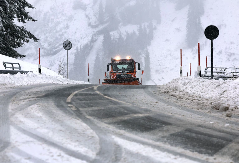 Mit 880 Fahrzeugen gewährleistet der Freistaat Bayern in der bevorstehenden Saison den Winterdienst auf Bundes- und Landesstraßen. (Archivbild) — © Karl-Josef Hildenbrand/dpa