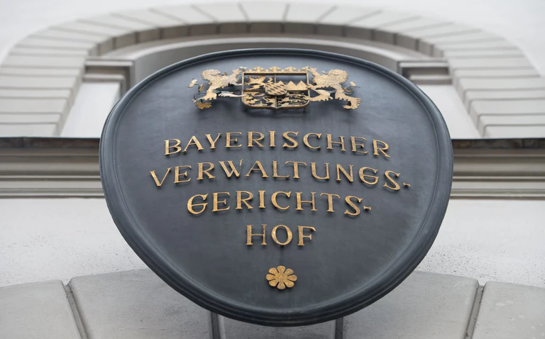 2025 gingen bei den Verwaltungsgerichten im Freistaat mehr als 31.000 Asylverfahren ein. (Symbolbild) — © picture alliance / Peter Kneffel/dpa