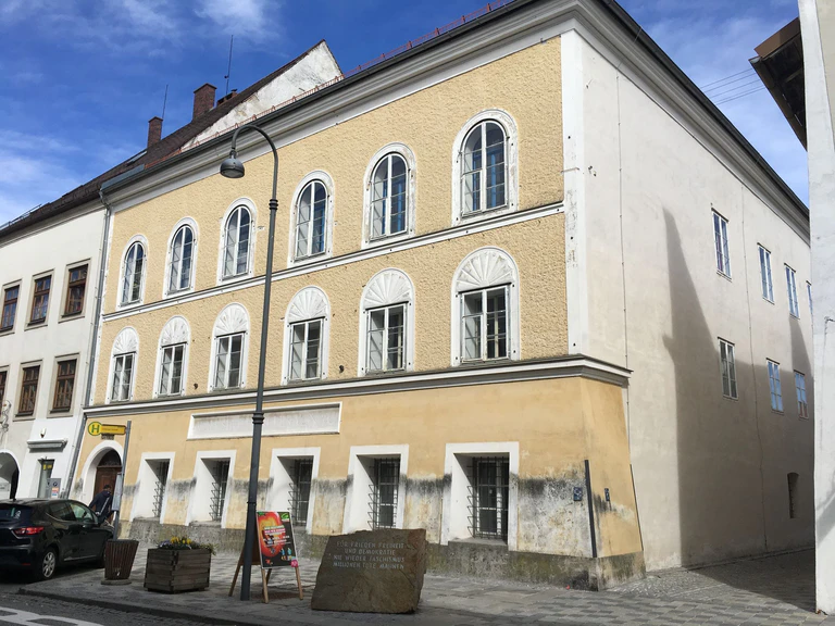 Um das Geburtshaus und dessen Umbau gab es jahrelange Auseinandersetzungen — © Matthias Röder/dpa