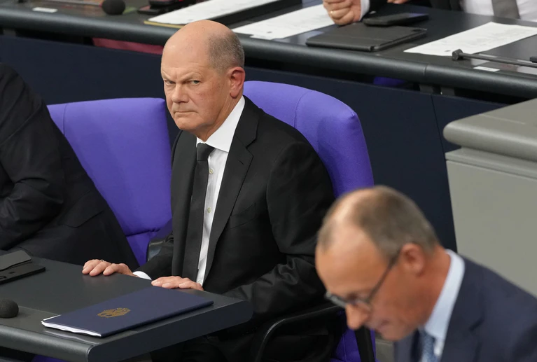Einen so heftigen Schlagabtausch haben sich Kanzler und Oppositionsführer bisher nur selten im Bundestag geliefert. — © Kay Nietfeld/dpa