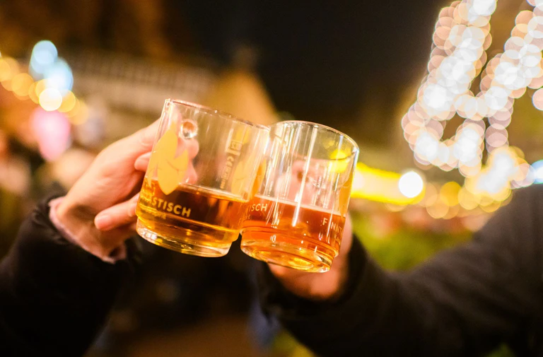 Auf der Skihütte wärmt man sich gern mit Alkoholischem. (Symbolbild) — © Julian Stratenschulte/dpa