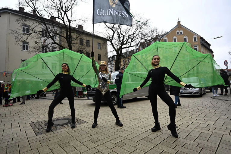 In teils aufwendigen Kostümen strömten die Teilnehmer zur Parade.  — © Felix Hörhager/dpa