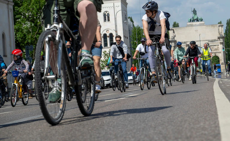 An der Münchner Radlsternfahrt nahmen laut Polizei etwa 5.500 Menschen teil. — © Stefan Puchner/dpa