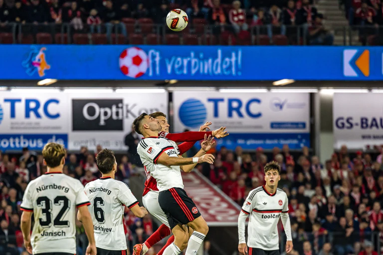 Der Club tat sich schwer in Cottbus. — © Frank Hammerschmidt/dpa