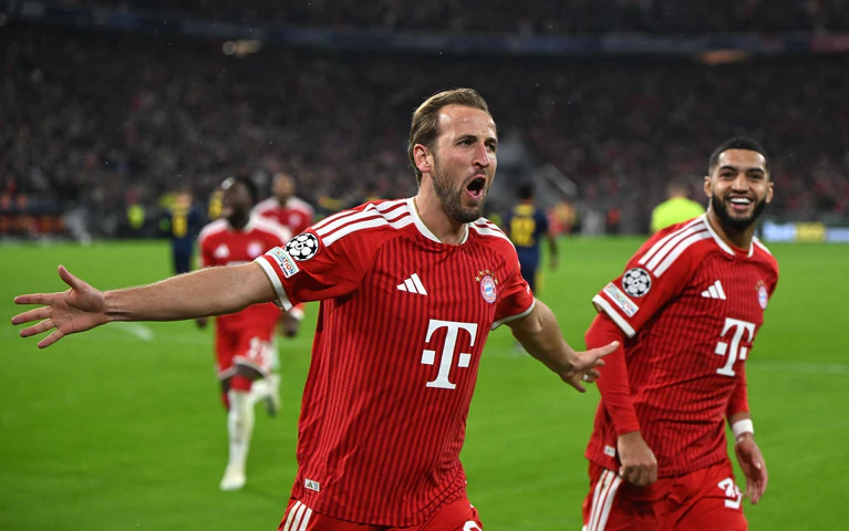 Harry Kane lässt den FC Bayern über das 2:1 jubeln. — © Sven Hoppe/dpa