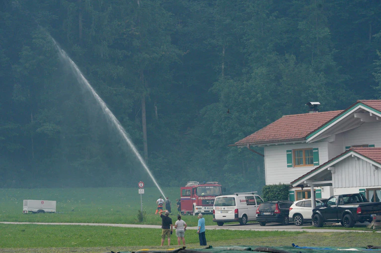 Bei dem Großeinsatz sind rund 200 Menschen im Einsatz. — © Uwe Lein/dpa