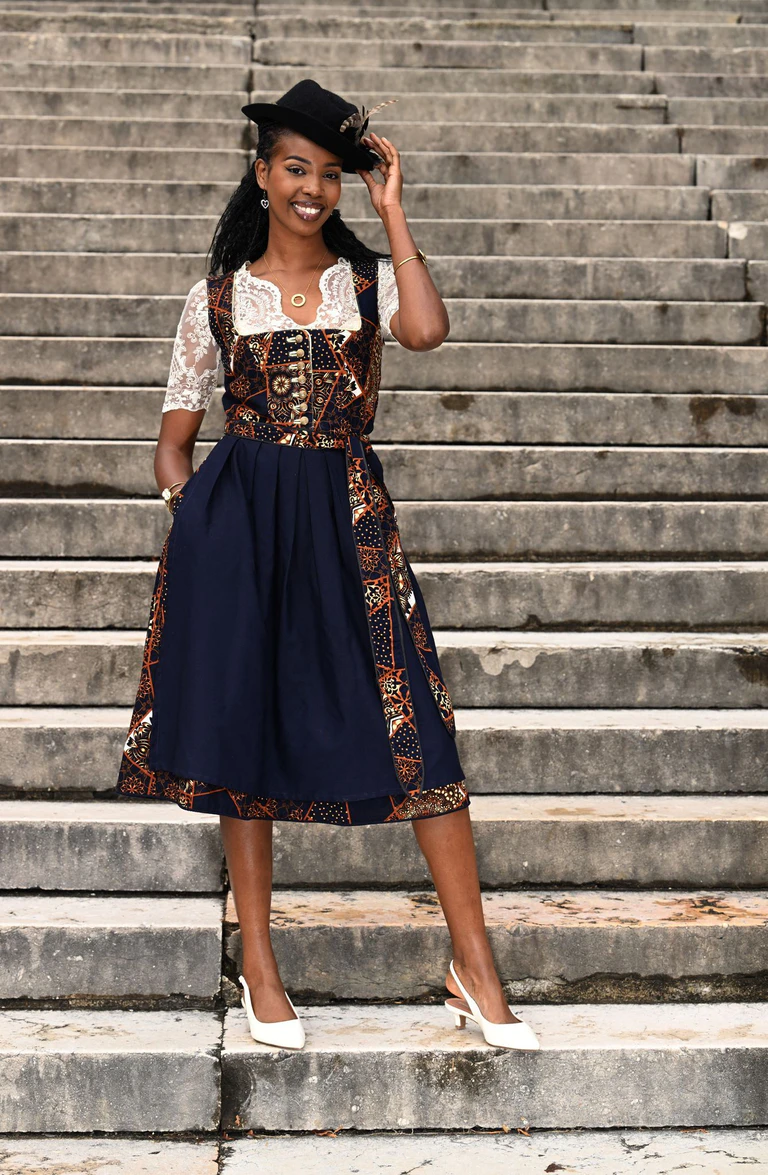 Auch ein Hut kann zum Dirndl passen. — © Felix Hörhager/dpa